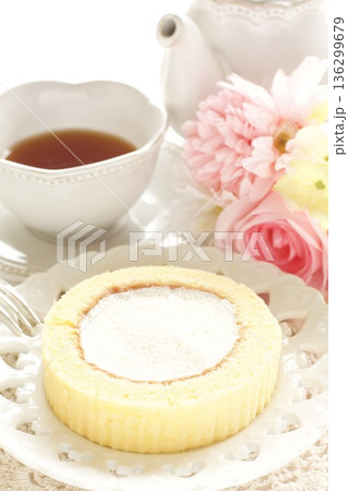 おやつのロールケーキと紅茶 おやつのロールケーキと紅茶 136299679