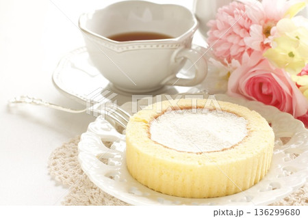 おやつのロールケーキと紅茶 136299680