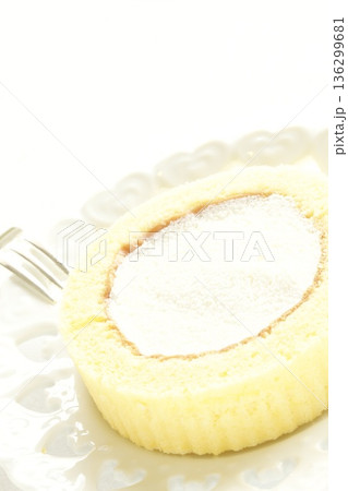おやつのロールケーキ おやつのロールケーキ 136299681