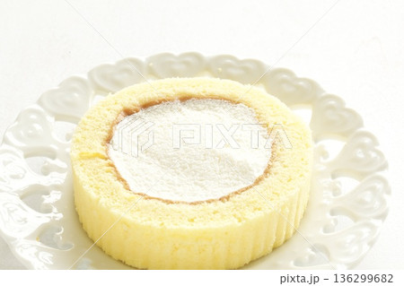 おやつのロールケーキ おやつのロールケーキ 136299682
