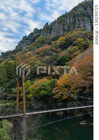 日本　島根県出雲市乙立町の神戸川上流にある渓谷、立久恵峡と紅葉した木々 136299725