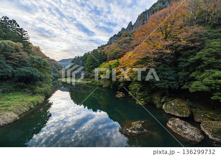 日本 島根県出雲市乙立町の神戸川上流にある渓谷、立久恵峡と紅葉した木々 日本 島根県出雲市乙立町の神戸川上流にある渓谷、立久恵峡と紅葉した木々 136299732