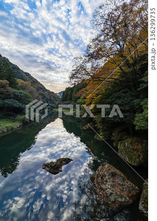 日本 島根県出雲市乙立町の神戸川上流にある渓谷、立久恵峡と紅葉した木々 日本 島根県出雲市乙立町の神戸川上流にある渓谷、立久恵峡と紅葉した木々 136299735