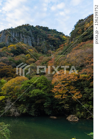 日本　島根県出雲市乙立町の神戸川上流にある渓谷、立久恵峡と紅葉した木々 136299752