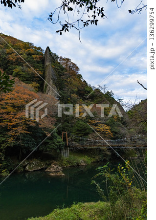 日本 島根県出雲市乙立町の神戸川上流にある渓谷、立久恵峡と紅葉した木々 日本 島根県出雲市乙立町の神戸川上流にある渓谷、立久恵峡と紅葉した木々 136299754