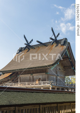 日本 島根県出雲市大社町にある出雲大社の御本殿 日本 島根県出雲市大社町にある出雲大社の御本殿 136299761