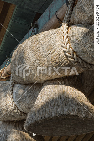 日本　島根県出雲市大社町にある出雲大社の神楽殿の大しめ縄 136299774