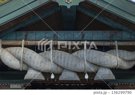 日本　島根県出雲市大社町にある出雲大社の神楽殿の大しめ縄 136299790