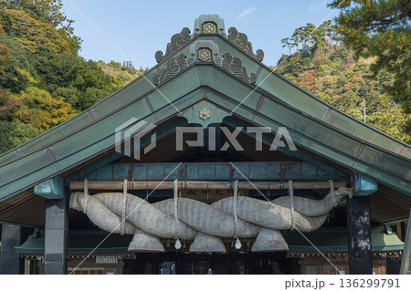 日本 島根県出雲市大社町にある出雲大社の神楽殿の大しめ縄 日本 島根県出雲市大社町にある出雲大社の神楽殿の大しめ縄 136299791