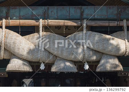 日本 島根県出雲市大社町にある出雲大社の神楽殿の大しめ縄 日本 島根県出雲市大社町にある出雲大社の神楽殿の大しめ縄 136299792