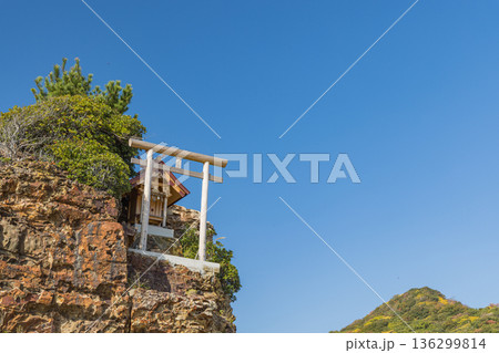 日本　島根県出雲市大社町の稲佐の浜にある弁天島と沖御前神社 136299814