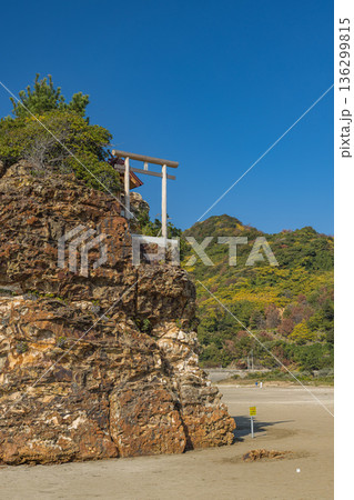 日本 島根県出雲市大社町の稲佐の浜にある弁天島と沖御前神社 日本 島根県出雲市大社町の稲佐の浜にある弁天島と沖御前神社 136299815