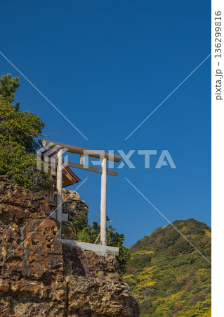 日本 島根県出雲市大社町の稲佐の浜にある弁天島と沖御前神社 日本 島根県出雲市大社町の稲佐の浜にある弁天島と沖御前神社 136299816