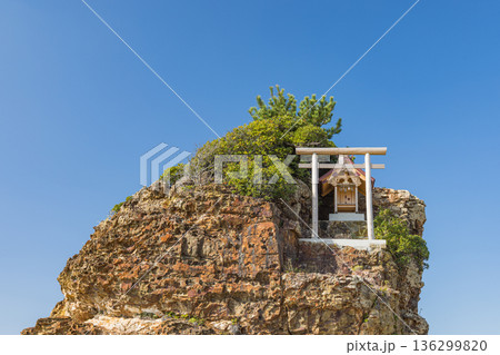 日本　島根県出雲市大社町の稲佐の浜にある弁天島と沖御前神社 136299820