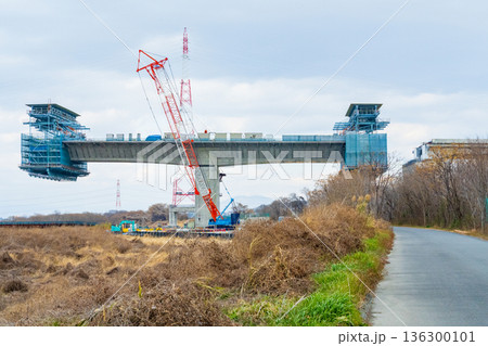 2026年1月　大阪府　淀川左岸河川敷　工事中の新名神高速淀川橋梁　張出架設工法 136300101
