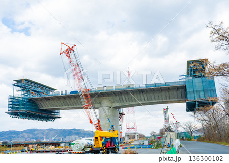 2026年1月　大阪府　淀川左岸河川敷　工事中の新名神高速淀川橋梁　張出架設工法 136300102