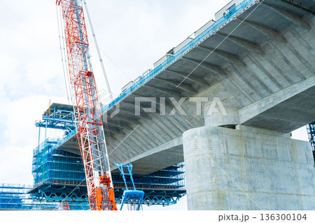 2026年1月　大阪府　淀川左岸河川敷　工事中の新名神高速淀川橋梁　張出架設工法 136300104