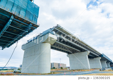 2026年1月　大阪府　淀川左岸河川敷　工事中の新名神高速淀川橋梁　張出架設工法 136300105