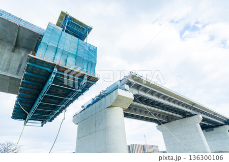 2026年1月　大阪府　淀川左岸河川敷　工事中の新名神高速淀川橋梁　張出架設工法 136300106