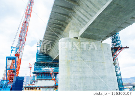 2026年1月　大阪府　淀川左岸河川敷　工事中の新名神高速淀川橋梁　張出架設工法 136300107
