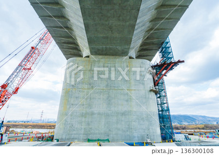 2026年1月　大阪府　淀川左岸河川敷　工事中の新名神高速淀川橋梁　張出架設工法 136300108