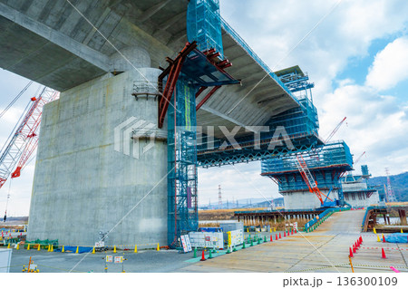 2026年1月　大阪府　淀川左岸河川敷　工事中の新名神高速淀川橋梁　張出架設工法 136300109