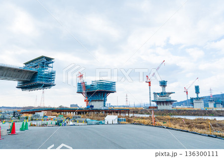 大阪府　淀川左岸河川敷　工事中の新名神高速淀川橋梁　張出架設工法 136300111