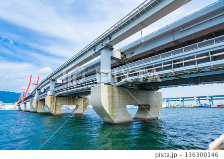 兵庫県神戸市 六甲アイランドから望む六甲大橋 兵庫県神戸市 六甲アイランドから望む六甲大橋 136300146