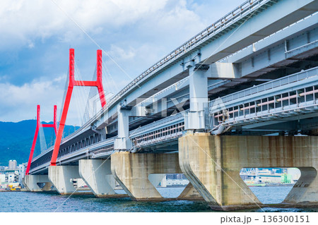 兵庫県神戸市　　六甲アイランドから望む六甲大橋 136300151