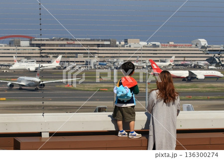 離陸する飛行機を眺める親子　羽田空港の展望デッキ 136300274