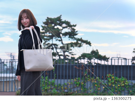 いきいきと働く若い日本人女性のビジネス・ライフスタイル いきいきと働く若い日本人女性のビジネス・ライフスタイル 136300275