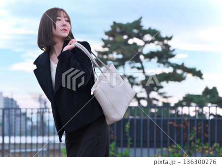 いきいきと働く若い日本人女性のビジネス・ライフスタイル いきいきと働く若い日本人女性のビジネス・ライフスタイル 136300276