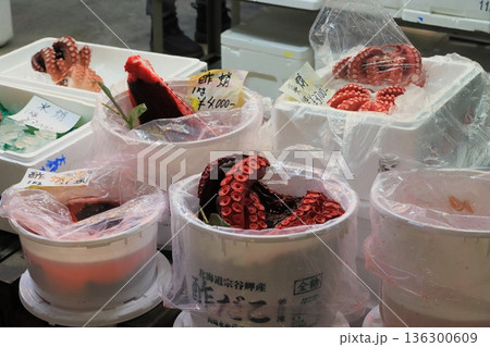 樽詰めで販売される酢だこ　お正月の商材 136300609