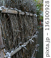 竹の塀に積もる雪 静かな冬の境界 Snow on a Bamboo Fence 136300928