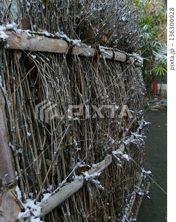 竹の塀に積もる雪 静かな冬の境界 Snow on a Bamboo Fence 竹の塀に積もる雪 静かな冬の境界 Snow on a Bamboo Fence 136300928