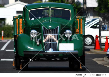 駐車場に並んだ古いトラック 駐車場に並んだ古いトラック 136300933