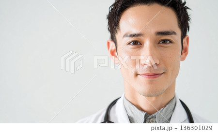 若い男性医師 136301029
