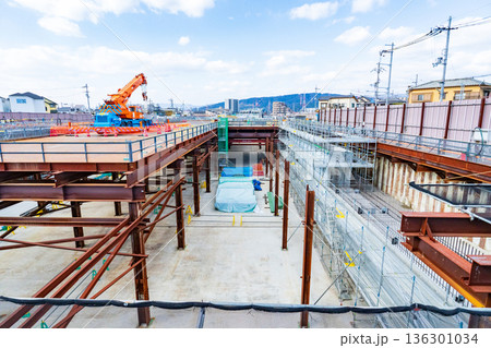 大阪府枚方市　新名神高速道路の枚方トンネルの西側工事現場 136301034