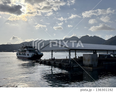 朝の瀬戸内海_宮島から来るJR西日本宮島フェリーみせん_宮島フェリー乗り場 136301192