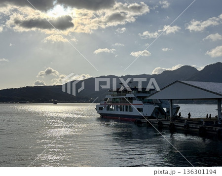朝の瀬戸内海_宮島から来るJR西日本宮島フェリーみせん_宮島フェリー乗り場 136301194