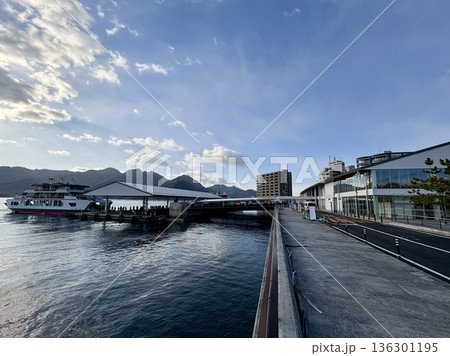 朝の瀬戸内海_宮島から来るJR西日本宮島フェリーみせん 136301195