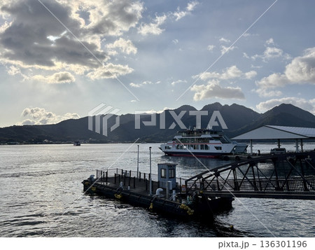 朝の瀬戸内海_宮島から来るJR西日本宮島フェリーみせん 136301196