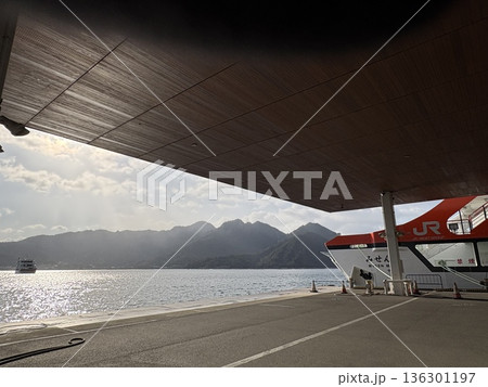 朝の瀬戸内海_宮島から来るJR西日本宮島フェリーみせん 136301197