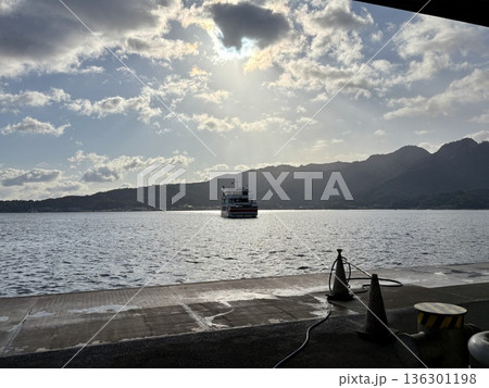 朝の瀬戸内海_宮島から来るJR西日本宮島フェリーみせん 136301198