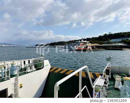 宮島側に接岸直前のJR西日本宮島フェリー_JR西日本宮島フェリー桟橋 136301204