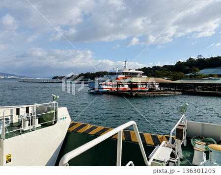 宮島側に接岸直前のJR西日本宮島フェリー_JR西日本宮島フェリー桟橋 136301205