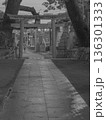 雪上がりの神社を後にする人 白黒の余韻 A Person Leaving a Shrine Afte 136301333