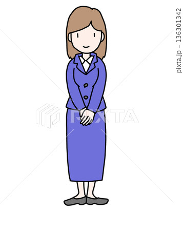 立っているスーツの女性 136301342