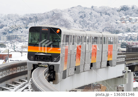 多摩モノレール_雪景色の丘陵を背景に 136301346