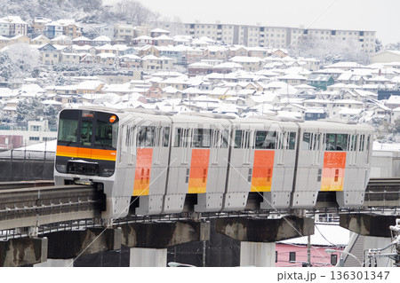 多摩モノレール_雪景色の住宅地を背景に 136301347